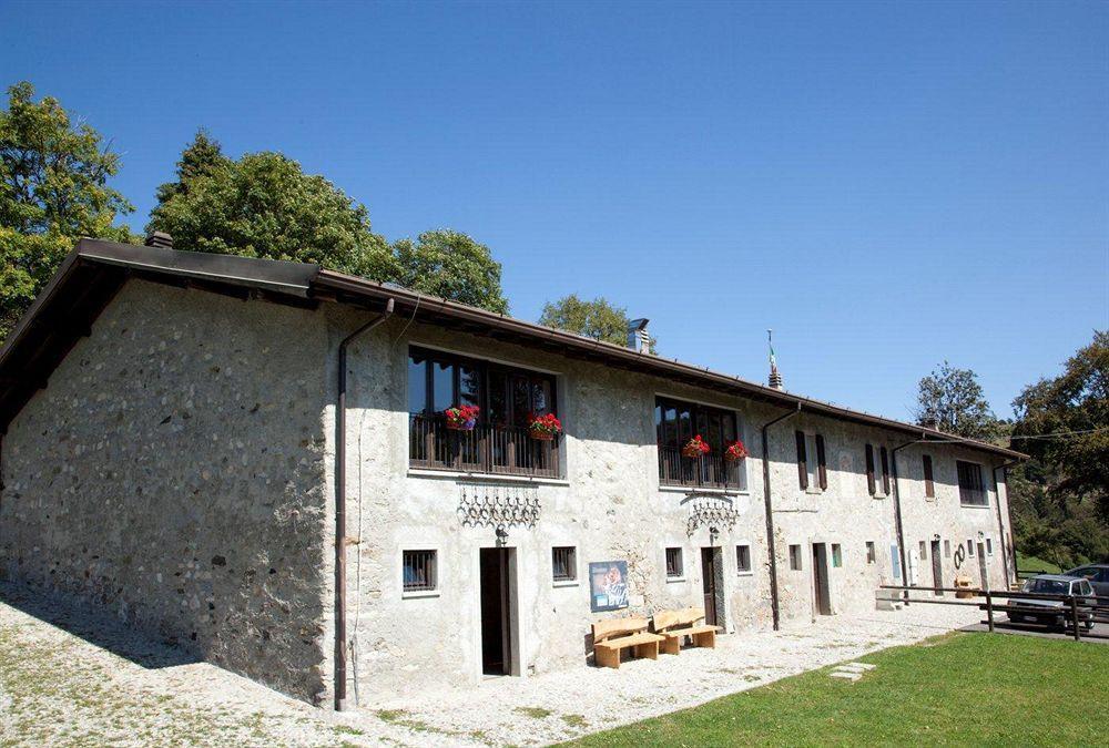 Rifugio Alpetto Di Torno Hostel Sormano Bagian luar foto